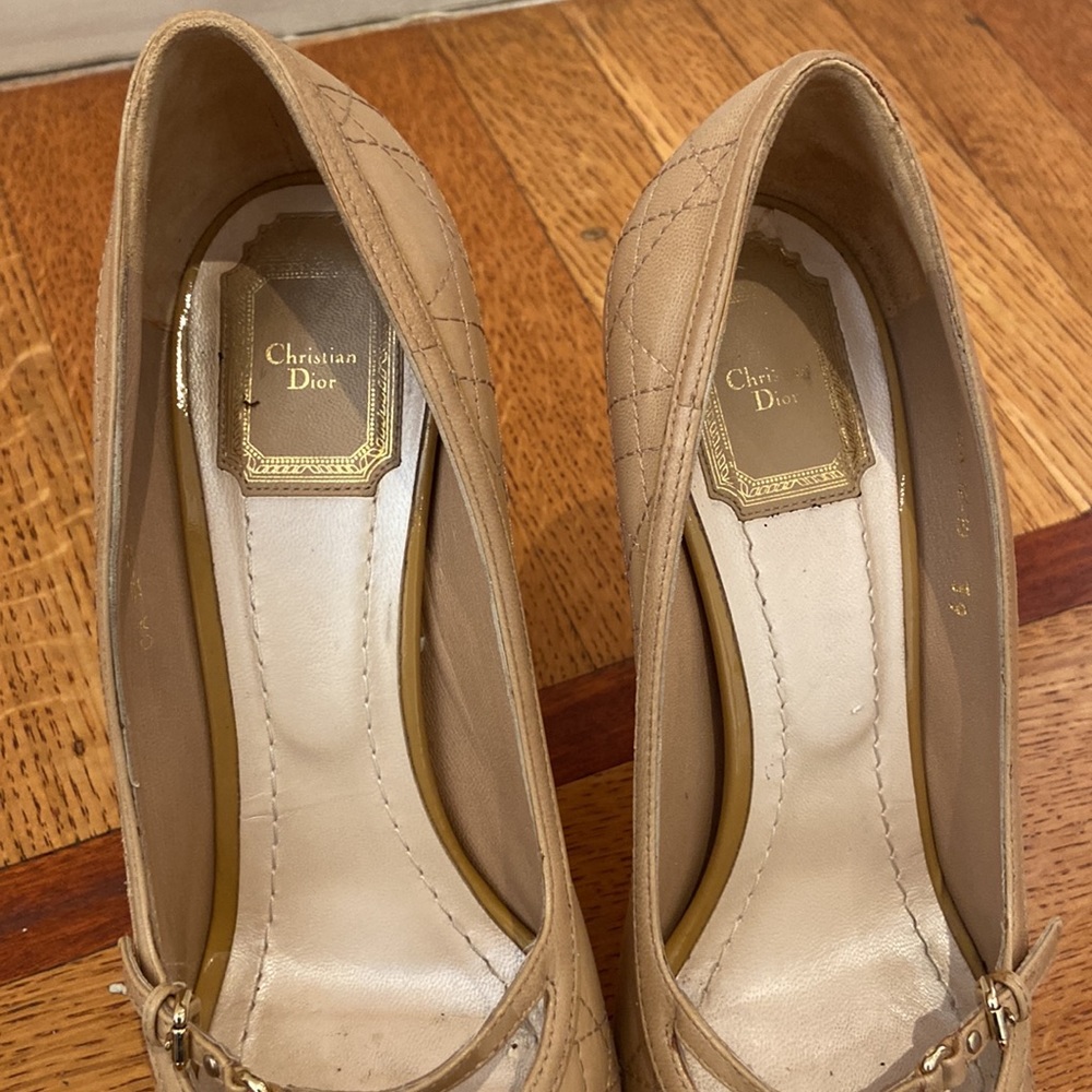 Christian Dior leather cross stitch taupe/tan pumps - Picture 4 of 7
